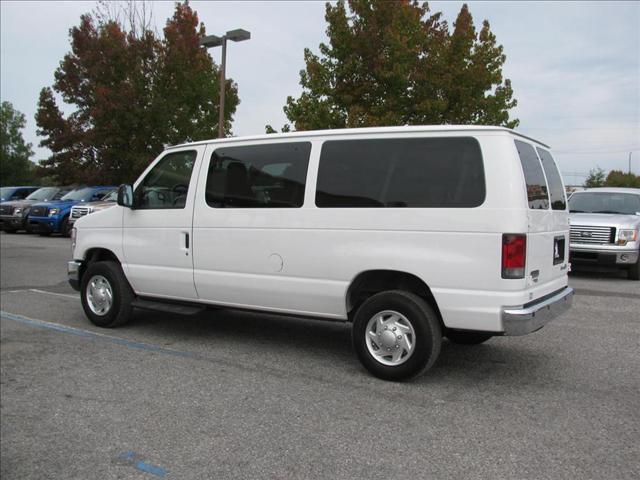 Ford Econoline Wagon 2011 photo 1