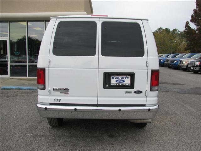 Ford Econoline Wagon 2011 photo 2