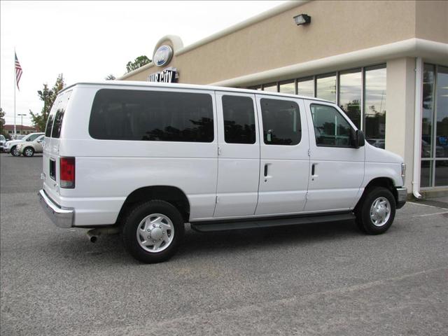 Ford Econoline Wagon 2011 photo 3