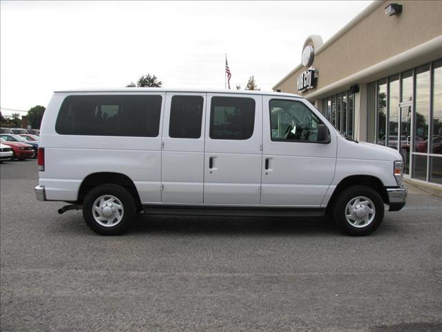 Ford Econoline Wagon 2011 photo 4