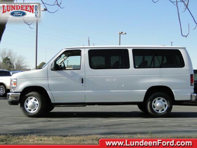 Ford Econoline Wagon 2011 photo 1