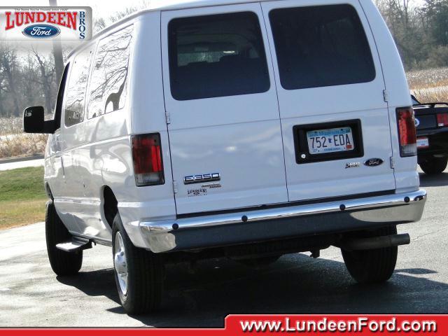 Ford Econoline Wagon 2011 photo 2