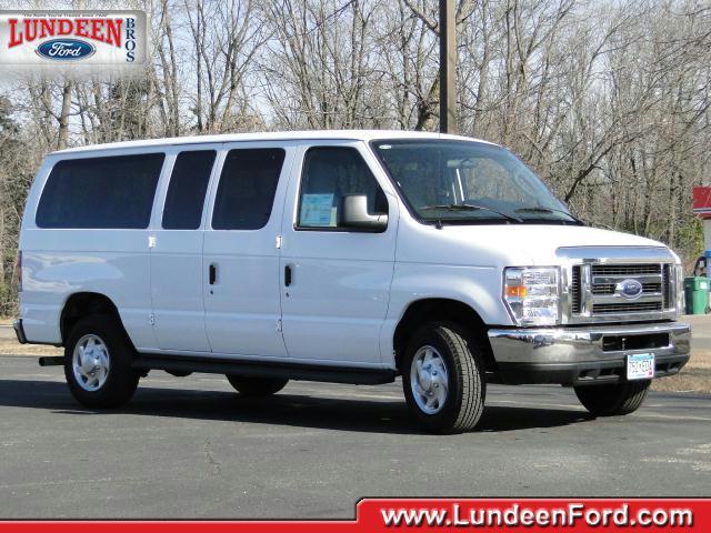 Ford Econoline Wagon 2011 photo 3