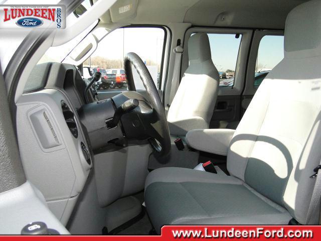 Ford Econoline Wagon 2011 photo 4