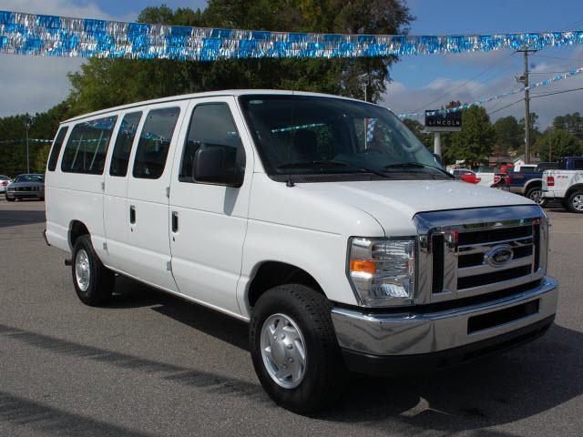 Ford Econoline Wagon 2011 photo 2