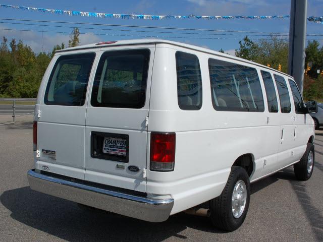 Ford Econoline Wagon 2011 photo 3