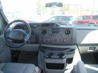 Ford Econoline Wagon 2011 photo 2