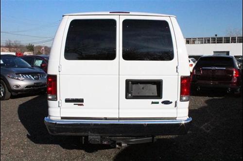 Ford Econoline Wagon 2011 photo 2