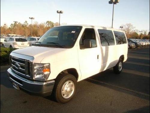 Ford Econoline Wagon 2011 photo 2