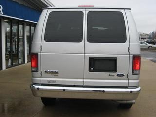 Ford Econoline Wagon 2011 photo 2