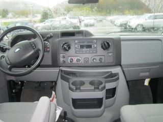 Ford Econoline Wagon 2011 photo 4