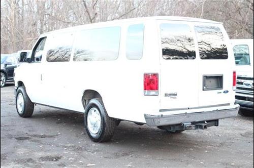 Ford Econoline Wagon 2011 photo 2