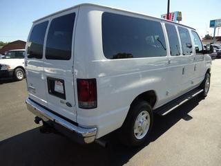 Ford Econoline Wagon 2011 photo 2