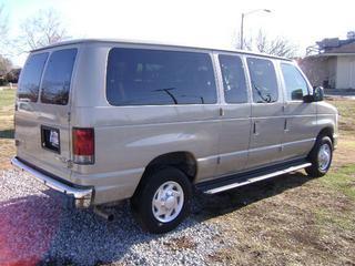 Ford Econoline Wagon 2011 photo 2