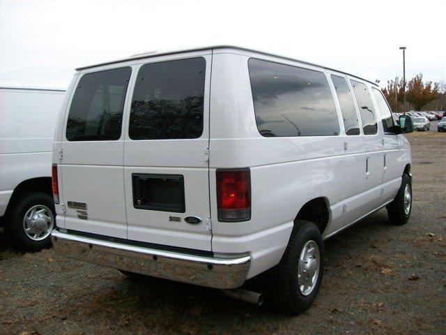 Ford Econoline Wagon 2011 photo 4