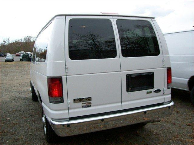 Ford Econoline Wagon 2011 photo 5