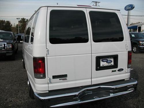 Ford Econoline Wagon 2011 photo 2