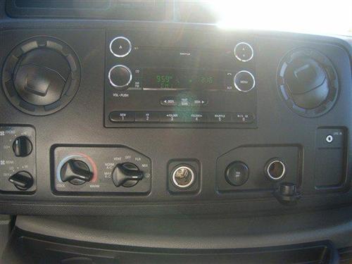 Ford Econoline Wagon 2011 photo 2