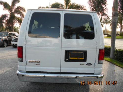 Ford Econoline Wagon 2011 photo 2