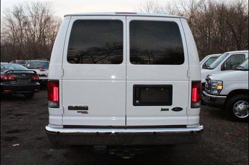 Ford Econoline Wagon 2011 photo 2