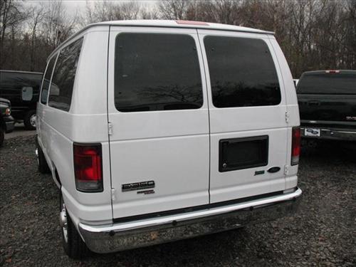 Ford Econoline Wagon 2011 photo 2