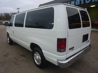 Ford Econoline Wagon 2011 photo 2
