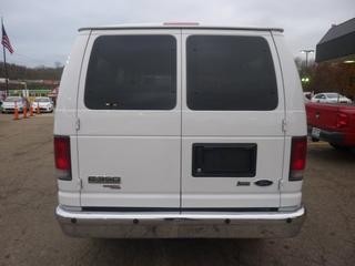 Ford Econoline Wagon 2011 photo 3