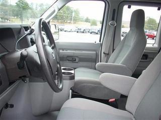 Ford Econoline Wagon 2011 photo 2