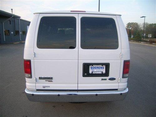 Ford Econoline Wagon 2011 photo 2