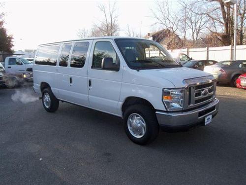 Ford Econoline Wagon 2011 photo 2