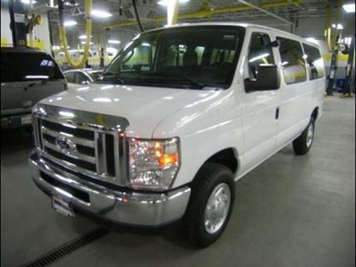 Ford Econoline Wagon 2011 photo 2