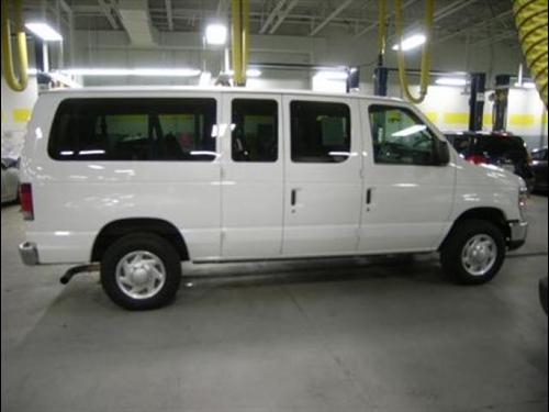 Ford Econoline Wagon 2011 photo 4