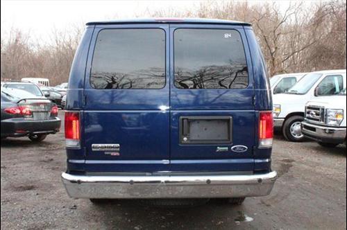 Ford Econoline Wagon 2011 photo 2
