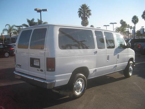 Ford Econoline Wagon 2011 photo 1