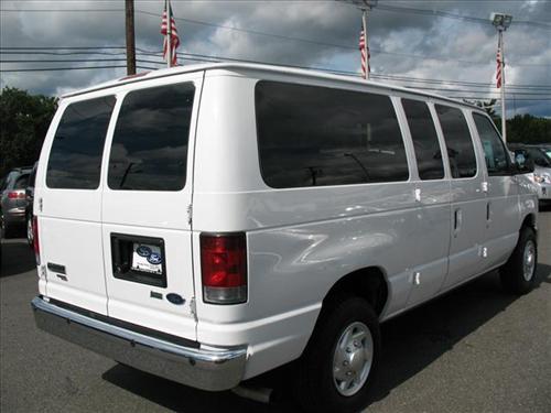 Ford Econoline Wagon 2011 photo 2