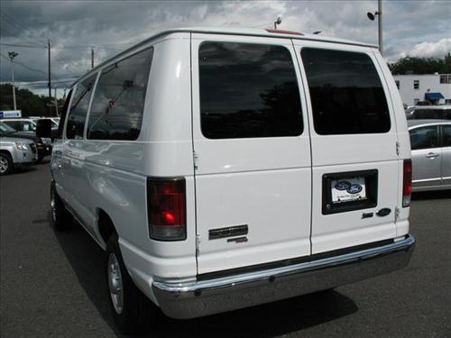 Ford Econoline Wagon 2011 photo 3