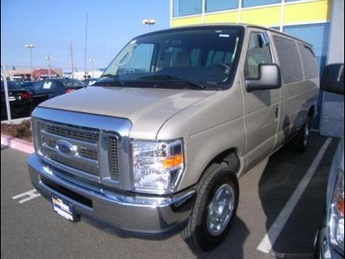 Ford Econoline Wagon 2011 photo 2