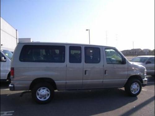 Ford Econoline Wagon 2011 photo 3