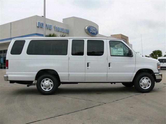 Ford Econoline Wagon 2012 photo 2