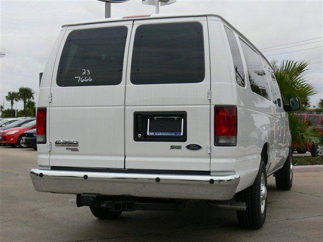 Ford Econoline Wagon 2012 photo 3