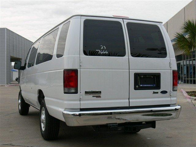 Ford Econoline Wagon 2012 photo 4