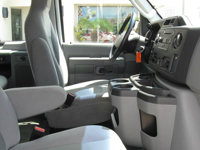 Ford Econoline Wagon 2012 photo 3