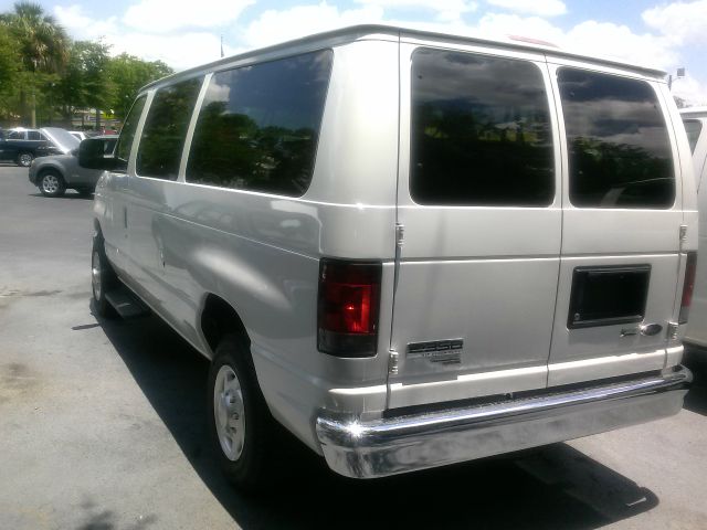 Ford Econoline Wagon 2012 photo 8