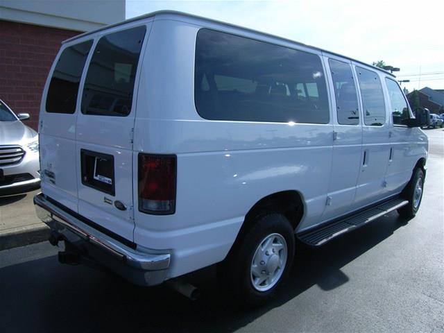 Ford Econoline Wagon 2012 photo 1