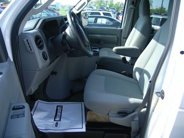 Ford Econoline Wagon 2012 photo 10