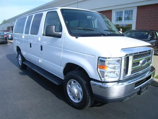 Ford Econoline Wagon 2012 photo 12