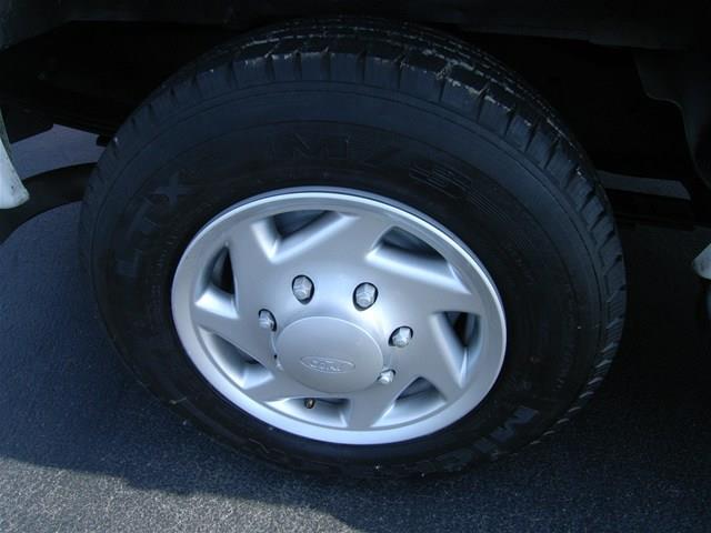 Ford Econoline Wagon 2012 photo 4