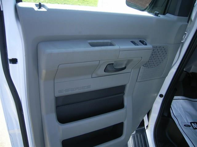 Ford Econoline Wagon 2012 photo 8