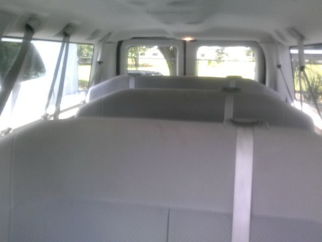 Ford Econoline Wagon 2012 photo 11