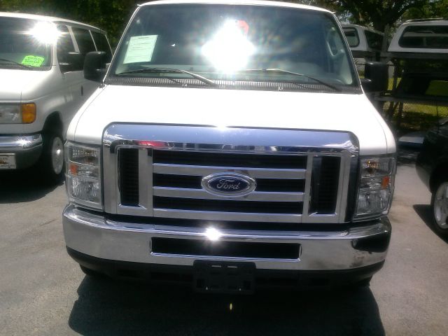 Ford Econoline Wagon 2012 photo 12